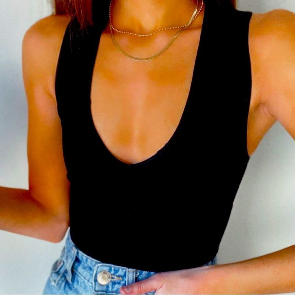 Black v neck crop top